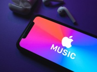 Apple          Apple Music