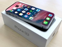 Apple   : iPhone SE3    ,   iPhone SE 2020