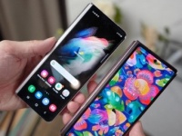   Android Galaxy Z Fold3.   ,    