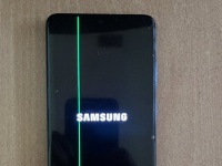 Стара проблема на новий лад: користувачі скаржаться на зелені та рожеві смужки на екранах Samsung Galaxy S20
