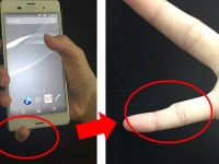 Врач рекомендует чаще менять положение смартфона, чтобы избежать деформации пальцев