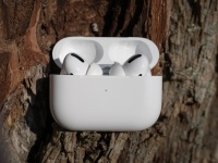 TWS-:   AirPods 