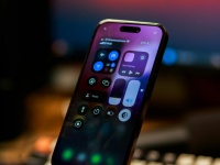  iPhone          -    iOS 18.2