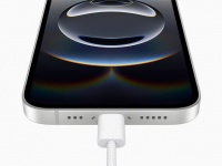     MagSafe. Apple ,   㳿    iPhone 16e