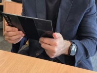 '     Samsung Galaxy TriFold      