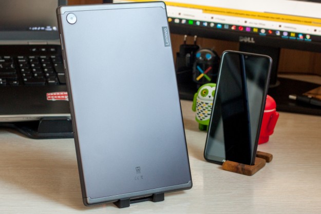 Lenovo представила доступный планшет M10 FHD REL