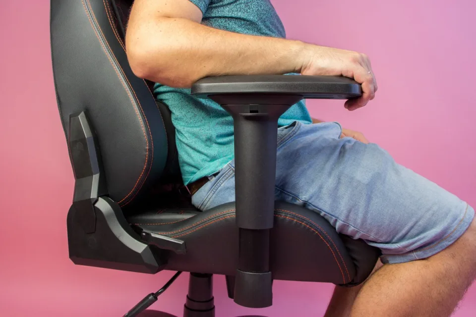 Обзор Cougar Outrider S Black: игровое кресло повышенного комфорта — фото 1