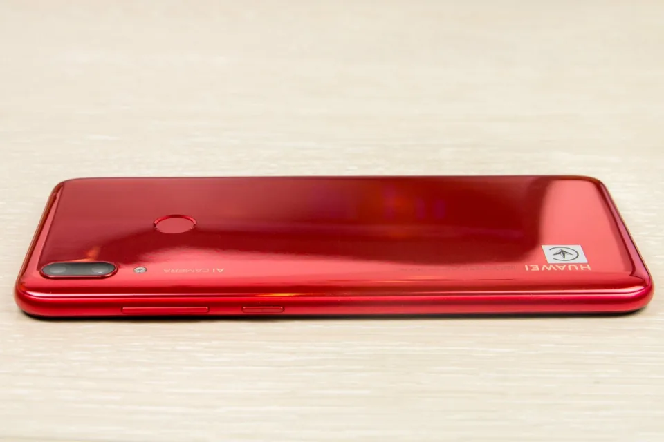Обзор смартфона Huawei Y7 2019: cтавка на большой дисплей — фото 1
