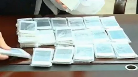 Китайская школьница попалась на контрабанде iPhone Китайская школьница попалась на контрабанде iPhone