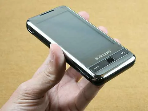 iPhone vs Samsung i900