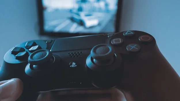Джойстик для playstation 4 в руках