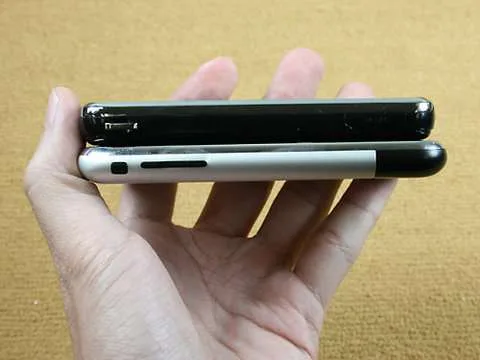 iPhone vs Samsung i900