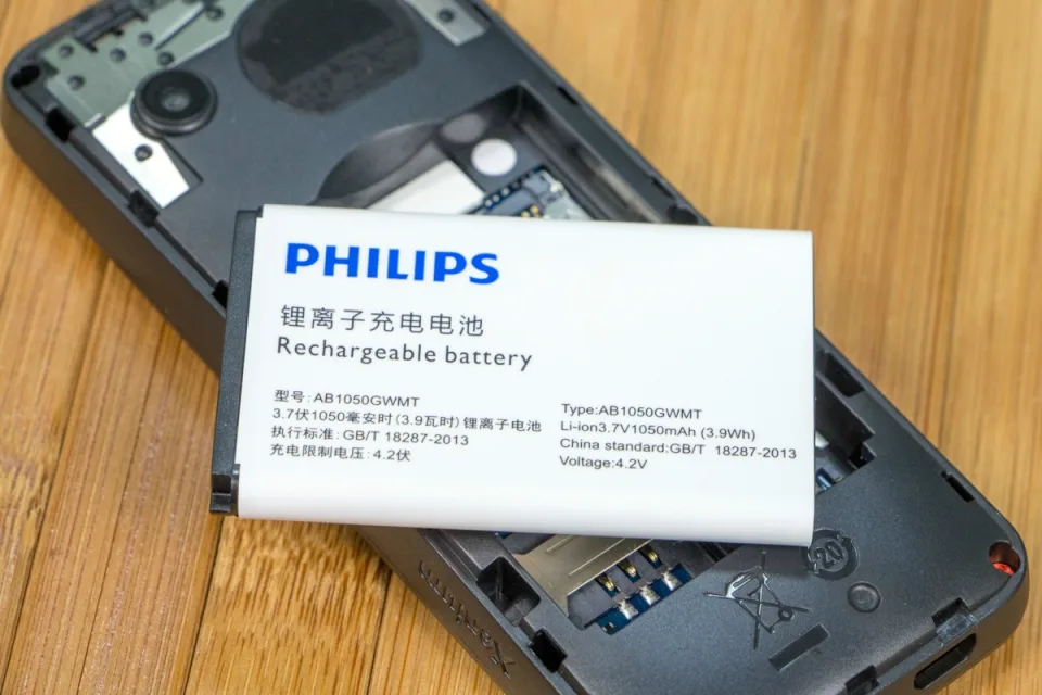 Обзор мобильного телефона Philips Xenium E103: «живучий клавишник» — фото 1