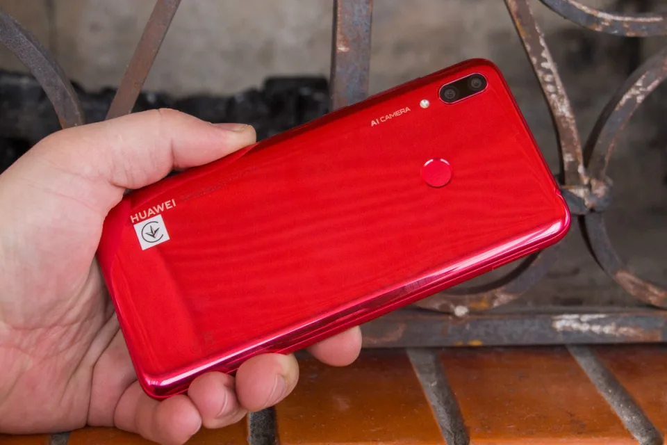 Обзор смартфона Huawei Y7 2019: cтавка на большой дисплей — фото 1