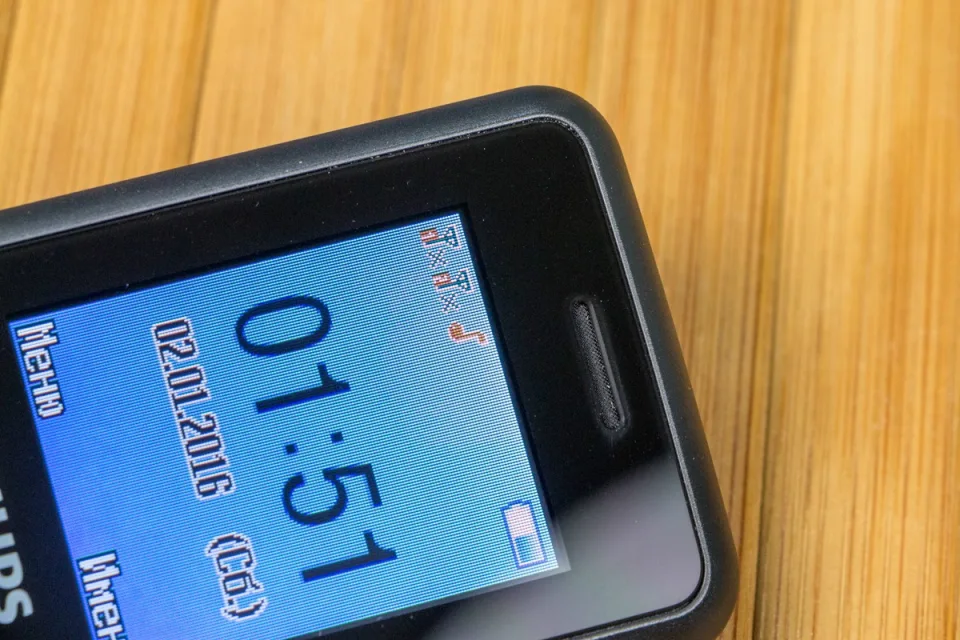 Обзор мобильного телефона Philips Xenium E103: «живучий клавишник» — фото 1