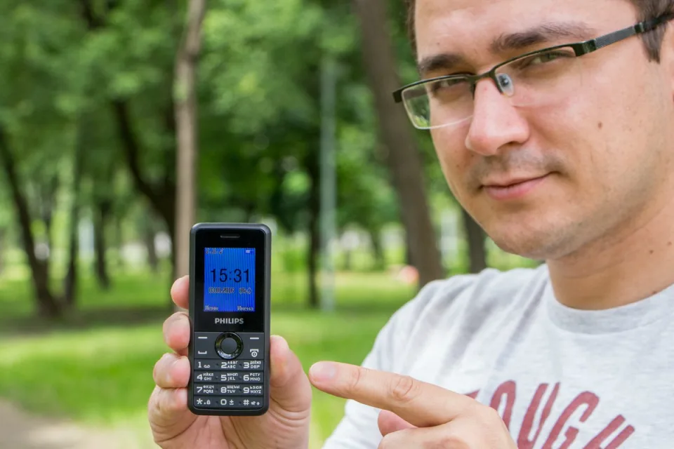 Обзор мобильного телефона Philips Xenium E103: «живучий клавишник» — фото 1