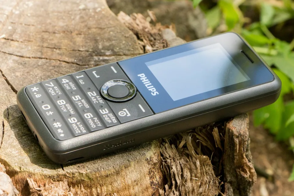 Обзор мобильного телефона Philips Xenium E103: «живучий клавишник» — фото 1
