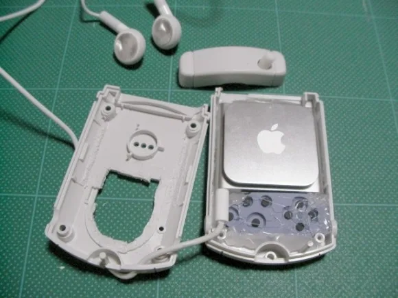 iPod nano встроили в модуль памяти от Dreamcast (видео)