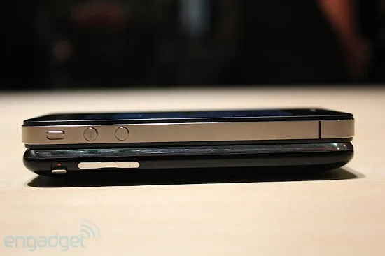 iPhone 4 vs HTC
EVO 4G
