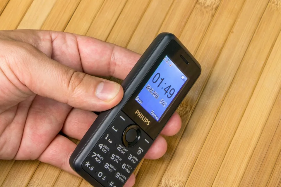 Обзор мобильного телефона Philips Xenium E103: «живучий клавишник» — фото 1