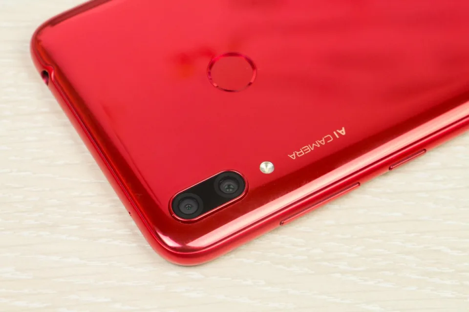 Обзор смартфона Huawei Y7 2019: cтавка на большой дисплей — фото 1